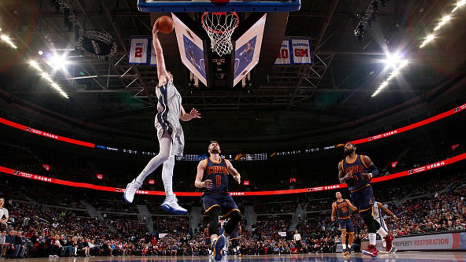 Pemain Detroit Pistons, Jon Leuer melakukan aksi slam dunk saat melawan Clevaland Cavaliers. - INDOSPORT